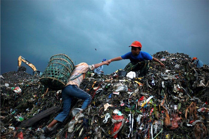 Nhìn những bãi rác khổng lồ như thế này rải rác tại nhiều nơi trên thế giới, bạn có nhận ra rằng lượng phế liệu mà chúng ta thải ra mỗi ngày đã chạm đến mức báo động đỏ không?
